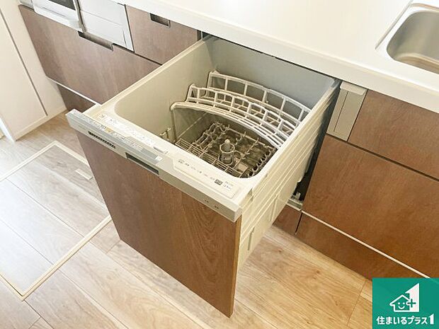 【食器洗浄乾燥機】食事後の一仕事、食器洗いをボタン一つでお任せできちゃいます!場所を取らないビルトイン式なので、お料理スペースもしっかり確保!