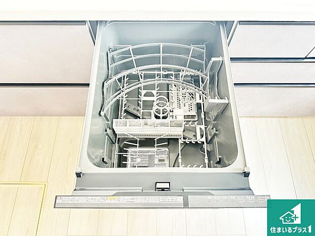 【食器洗浄乾燥機】食事後の一仕事、食器洗いをボタン一つでお任せできちゃいます!場所を取らないビルトイン式なので、お料理スペースもしっかり確保!