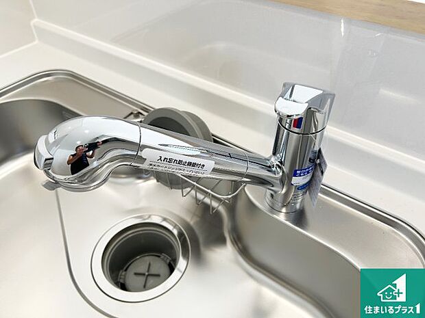 【キッチン水栓】浄水器を内蔵!炊飯時、お茶を作る時に安心してお水を使えます!お湯と冷水、浄水と原水、シャワーの切替えもワンタッチです!