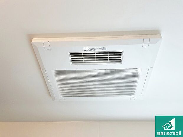 【浴室暖房乾燥機】四季を通して快適なバスライフをお手伝いする浴室暖房乾燥機！浴室の乾燥・暖房・涼風・換気はもちろん、２４時間換気にも対応！ 