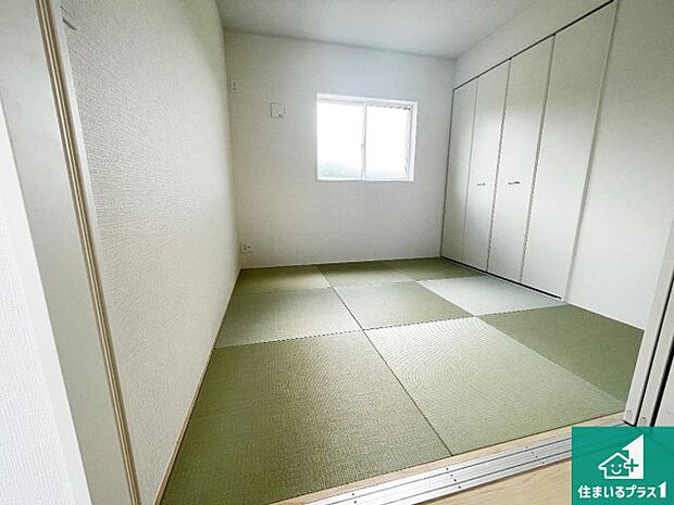 【和室】一室あると便利な和室は客間としてだけでなく、小さなお子様のプレイルームや食後のくつろぎスペースとしてもご利用いただけます。収納もついていますので大活躍間違いなし!