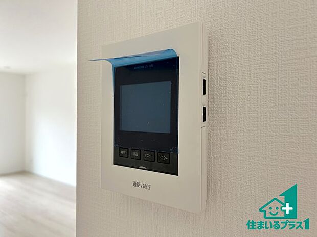 【カラーモニターインターホン】声だけでなく来訪者の姿や顔がモニターで確認できるので、小さなお子様がいらっしゃるご家庭でも安心できます!