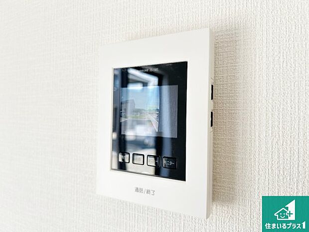 【カラーモニターインターホン】声だけでなく来訪者の姿や顔がモニターで確認できるので、小さなお子様がいらっしゃるご家庭でも安心できます!