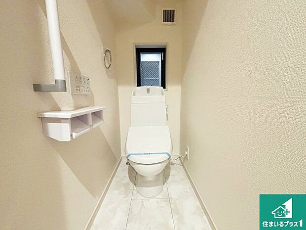 【トイレ】1・2階の2ヶ所にあるので、朝の忙しい時間の順番待ちもなく、深夜の利用にも大変便利です。