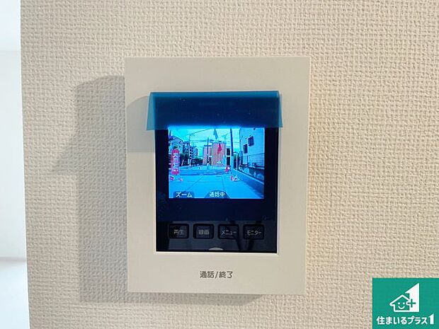 【カラーモニターインターホン】声だけでなく来訪者の姿や顔がモニターで確認できるので、小さなお子様がいらっしゃるご家庭でも安心できます!