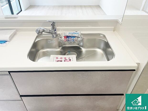 【キッチンシンク】蛇口の先端に浄水器を内蔵しています!原水と浄水、お湯と冷水、シャワーの切替えがワンタッチなので用途によって使い分けられます。