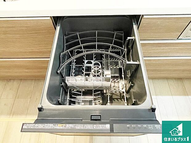 【食器洗い乾燥機】食事後の一仕事、食器洗いをボタン一つでお任せできちゃいます！場所を取らないビルトイン式なので、お料理スペースもしっかり確保！