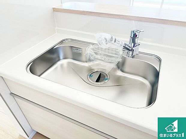 【キッチンシンク】蛇口の先端に浄水器を内蔵しています!原水と浄水、お湯と冷水、シャワーの切替えがワンタッチなので用途によって使い分けられます。
