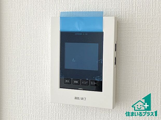 【カラーモニターインターホン】声だけでなく来訪者の姿や顔がモニターで確認できるので、小さなお子様がいらっしゃるご家庭でも安心できます！