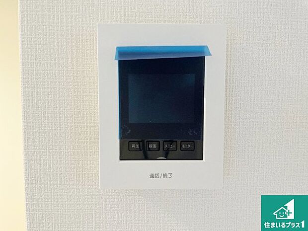 【カラーモニターインターホン】声だけでなく来訪者の姿や顔がモニターで確認できるので、小さなお子様がいらっしゃるご家庭でも安心できます!