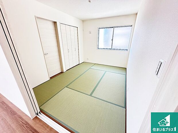 【和室】一室あると便利な和室は客間としてだけでなく、小さなお子様のプレイルームや食後のくつろぎスペースとしてもご利用いただけます。収納もついていますので大活躍間違いなし!