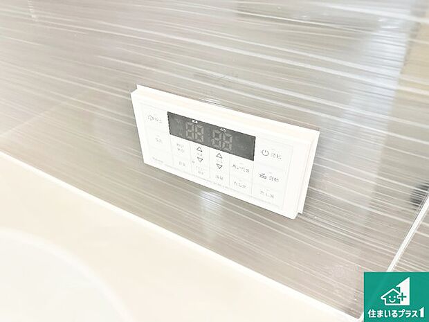 【給湯器リモコン(浴室側)】省エネタイプの給湯器でお湯はり・追い炊き自由自在!お子様から高齢者の方まで、みんなが操作しやすいボタン配置です。