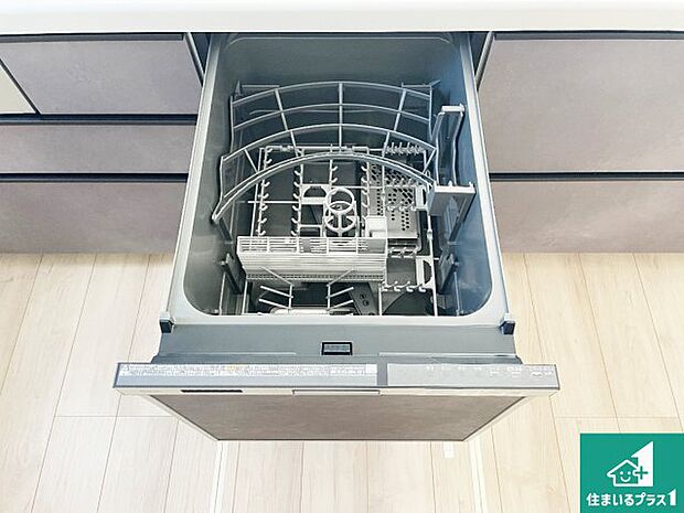 【食洗機】食事後の一仕事、食器洗いをボタン一つでお任せできちゃいます！場所を取らないビルトイン式なので、お料理スペースもしっかり確保！