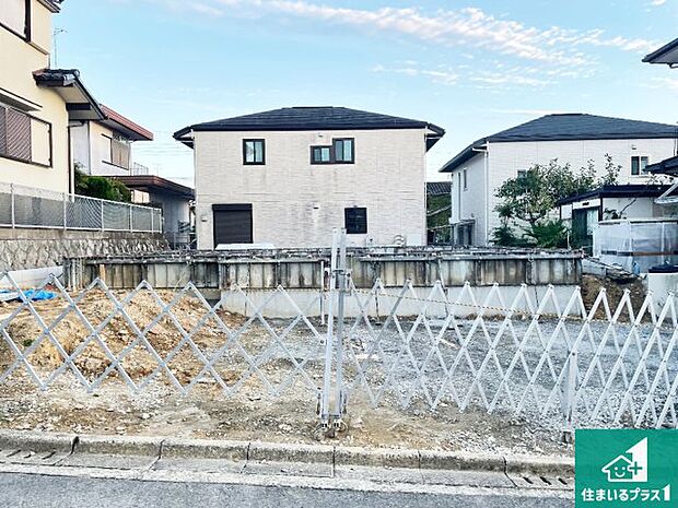 【外観】周辺は落ち着いた街並みの住宅地！子育てがしやすい住環境です！まだ未完成ですが、現地でしかわからない事もございます。是非一度ご覧ください。