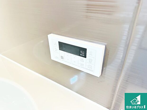 【給湯器リモコン(浴室側)】省エネタイプの給湯器でお湯はり・追い炊き自由自在!お子様から高齢者の方まで、みんなが操作しやすいボタン配置です。