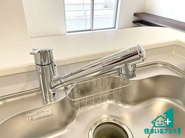 【キッチン水栓】浄水器を内蔵！炊飯時、お茶を作る時に安心してお水を使えます！お湯と冷水、浄水と原水、シャワーの切替えもワンタッチです！