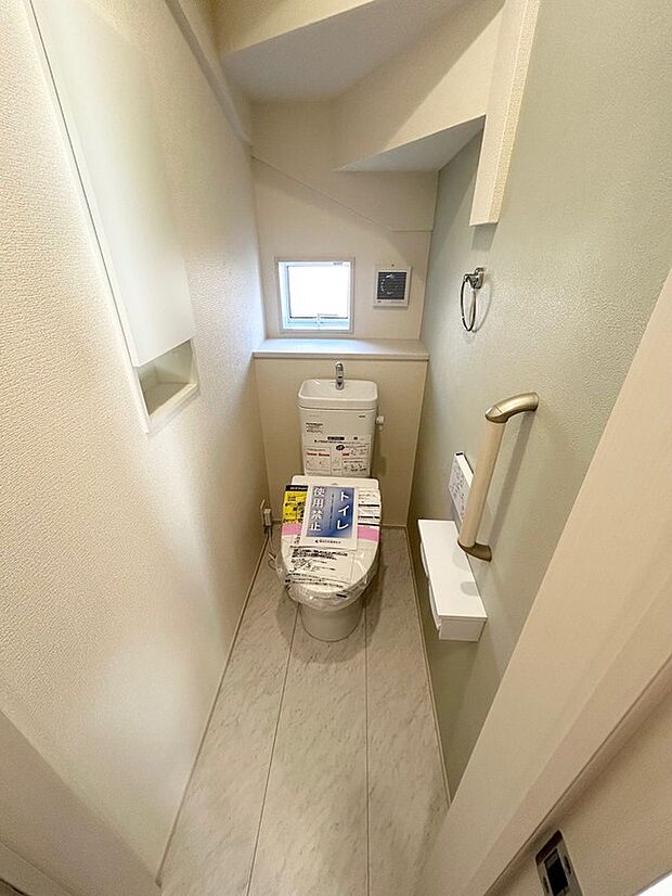 【トイレ1階（同仕様）】ウオシュレット、収納、手摺付