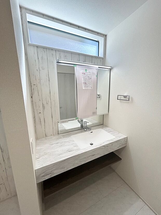 【洗面化粧台(同仕様)】ワイド洗面化粧台・三面ミラーとシャワー水栓付