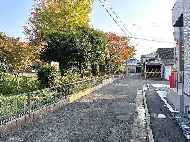 物件横に公園があり、お子様がのびのび遊べる環境です♪