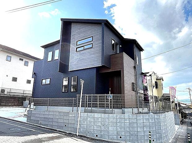 【1号棟】道路幅の広い角地で陽当たり良好+開放的！