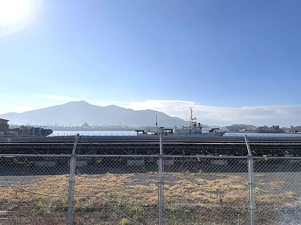 お庭から洞海湾を眺めることができます♪