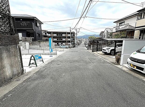 前面道路幅員約6mで広々、車の出し入れ楽々!