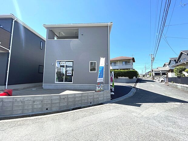 【2号棟】南面道路で陽当たり良好！