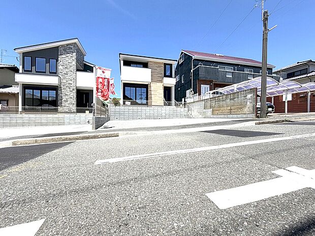 前面道路幅員9ｍで広々開放的！
