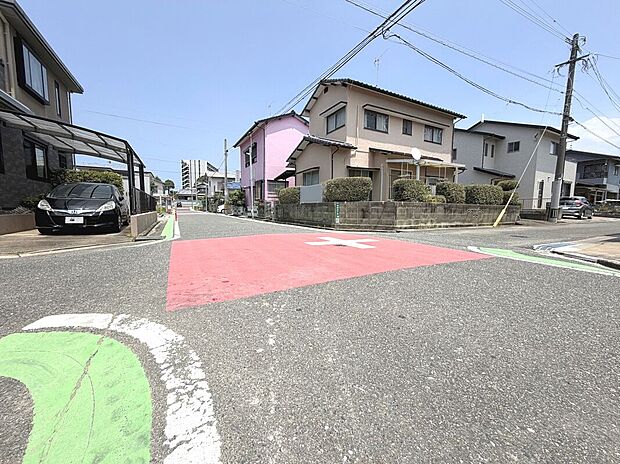 前面道路広く車の出し入れ楽々！