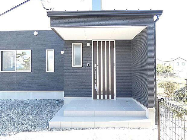 【玄関ポーチ】防犯性やデザイン性に優れた玄関ドア♪