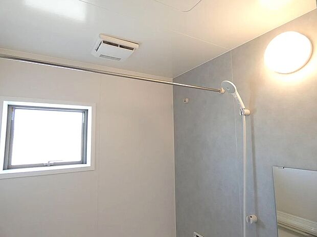 【浴室】窓付きで換気も十分にできます。