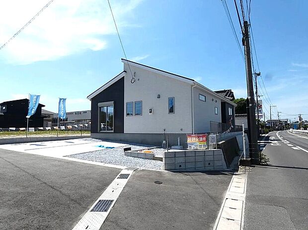 【外観】道路幅の広い角地で陽当たり良好+開放感有り!