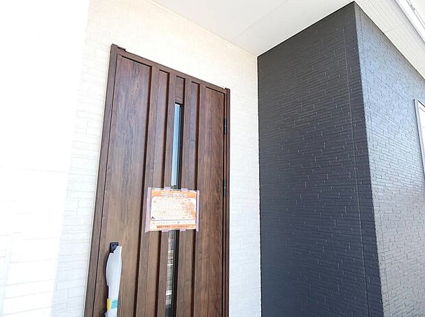 【玄関ドア】お洒落で重厚感のある玄関ドア♪