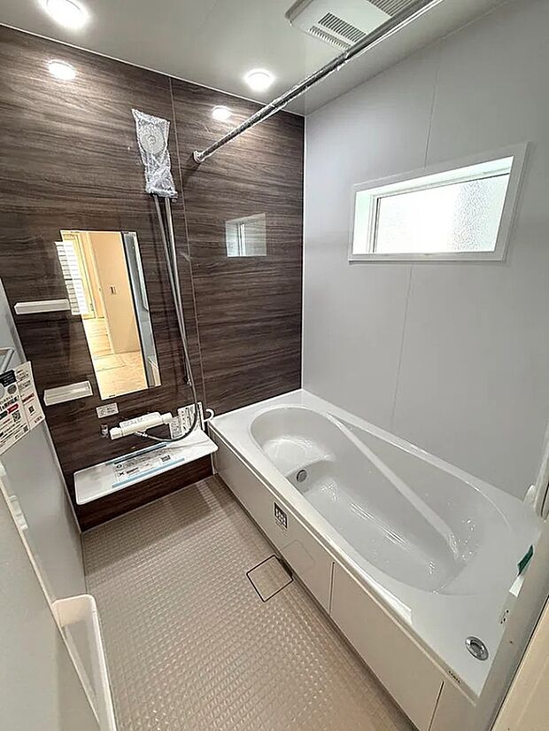 【【2号地】浴室】広々お風呂でほっとひといき！窓付きで換気も十分にできます。