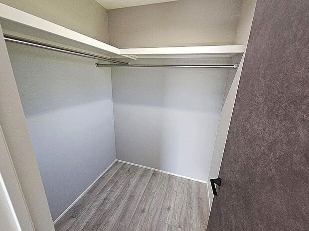 【【4号地】ウォークインクローゼット】衣類はもちろん、キャリーケースやゴルフバッグなど大きな物も楽々収納できます♪