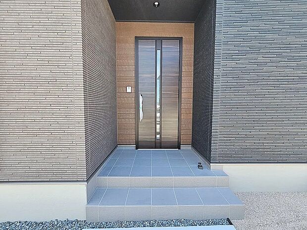 【【5号地】玄関ポーチ】重厚感のある玄関ドア！