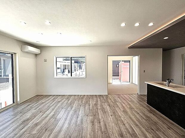 【【4号地】リビング】LDK+和室でさらに広々23帖！対面キッチンがご家族のあたたかい時間を演出♪