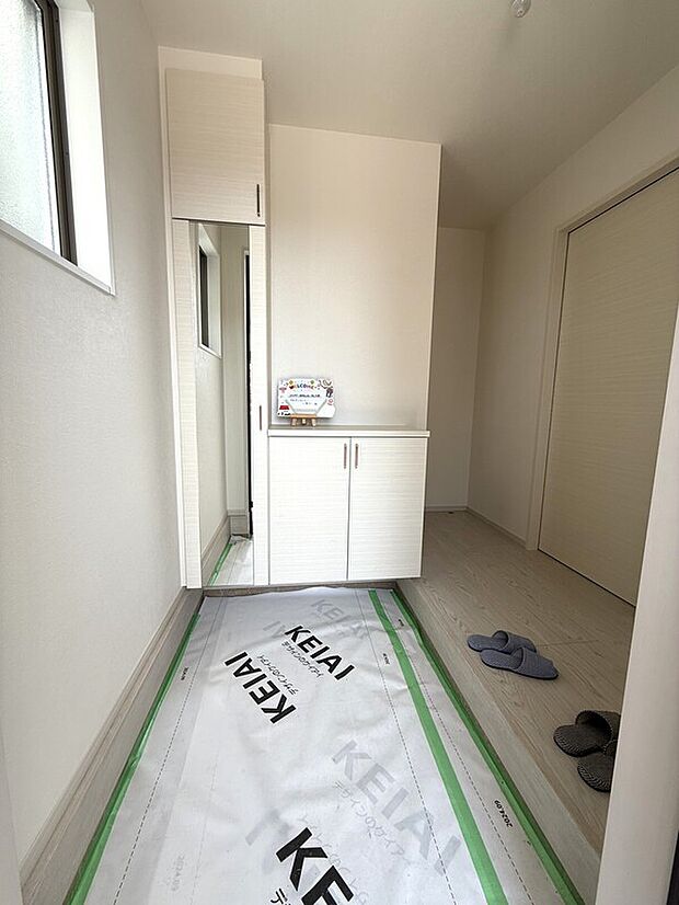 【【2号棟】玄関】シューズボックス付きで玄関すっきり!全身ミラーでお出かけ前の身だしなみチェックもできます♪