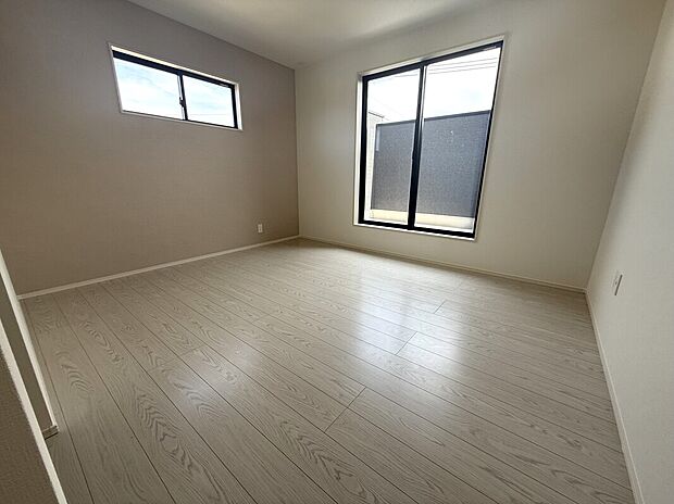 【洋室】主寝室ゆったり7.2帖!アクセントクロスがお洒落空間を演出♪