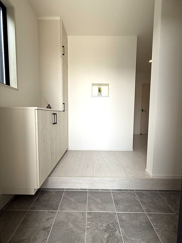 【玄関】シューズボックス・シューズインクローク付きで玄関すっきり!