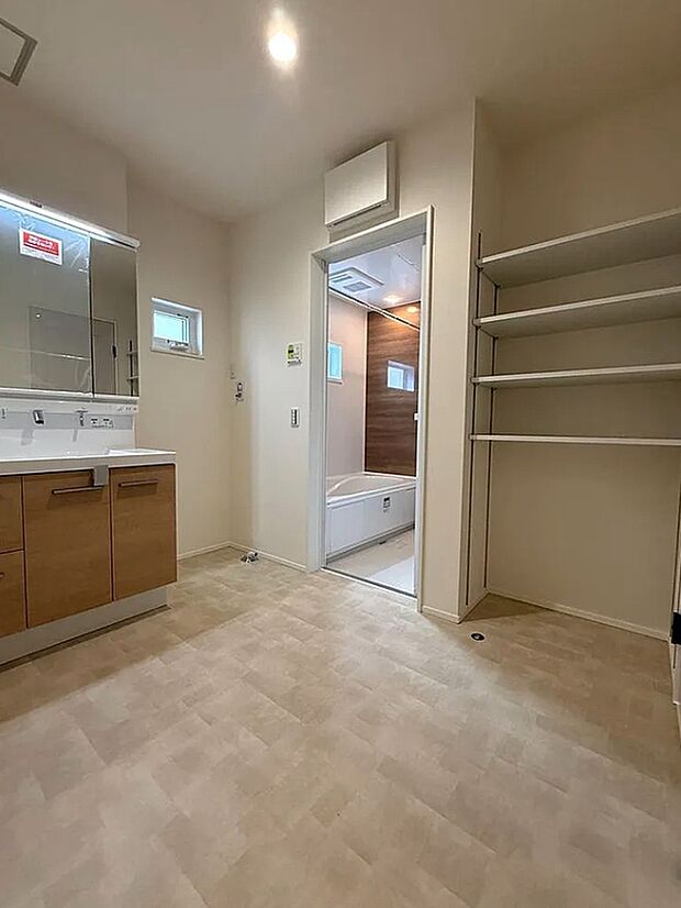 【洗面脱衣室】ゆったりとした洗面脱衣室で朝の混雑時も安心!可動棚収納付き♪