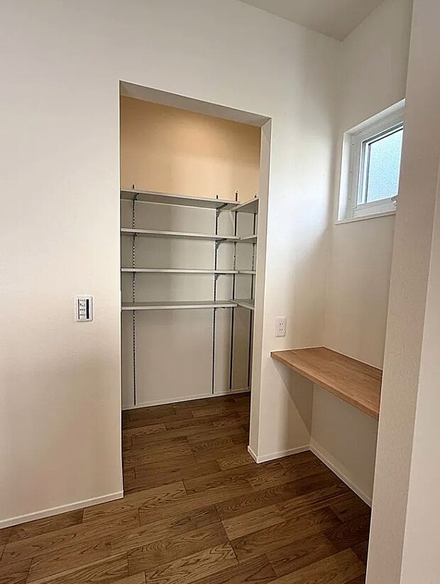 【パントリー】キッチン横にパントリー+カウンター付きで便利!