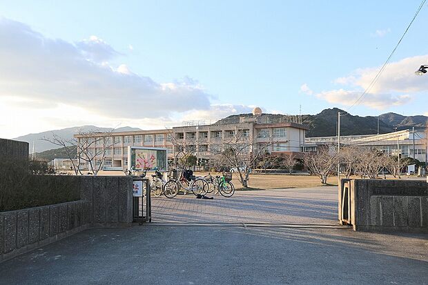 行橋市立行橋北小学校(約560m)