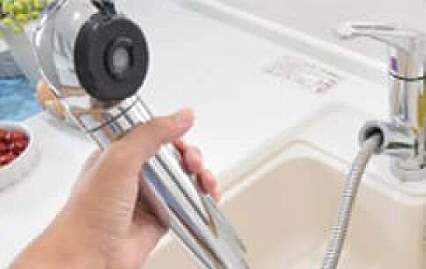 【-】食器や野菜などの水洗いがスムーズにこなせるハンドシャワーのついた水栓。浄水器一体型なので便利です。
