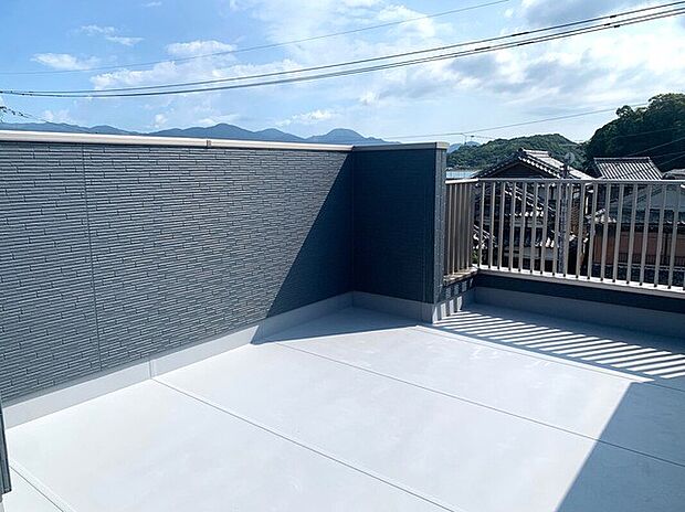 【屋上テラス】使い勝手の良い広々屋上テラス付き!