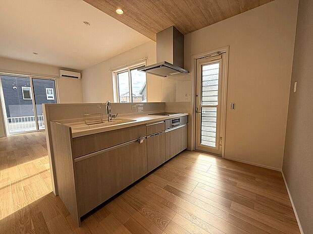 【【4号地】キッチン】勝手口付き。