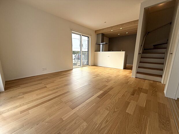 【【4号地】リビング】LDK広々16帖！家族のコミュニケーションがとりやすいリビング階段♪