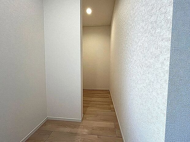 【【1号棟】ユーティリティルーム→パントリー】買いだめした食糧や日用品などの収納に便利！