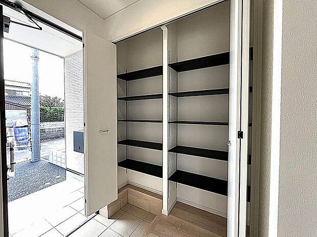 【【1号棟】玄関】シューズクローゼット付きで玄関すっきり！