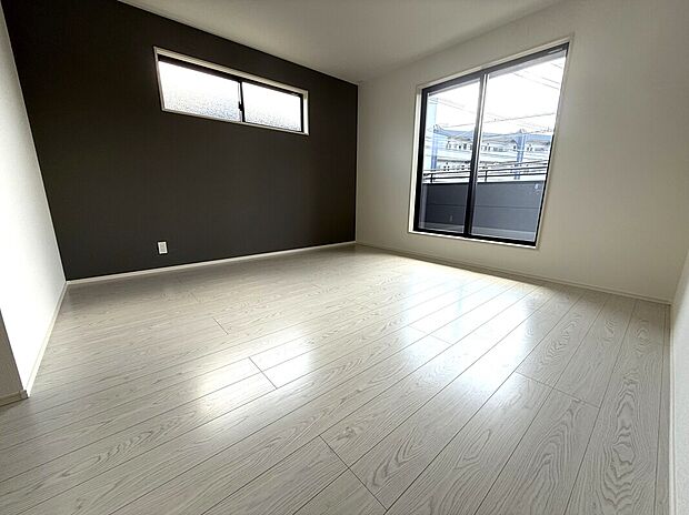 【洋室】主寝室ゆったり8帖！アクセントクロスがお洒落空間を演出♪